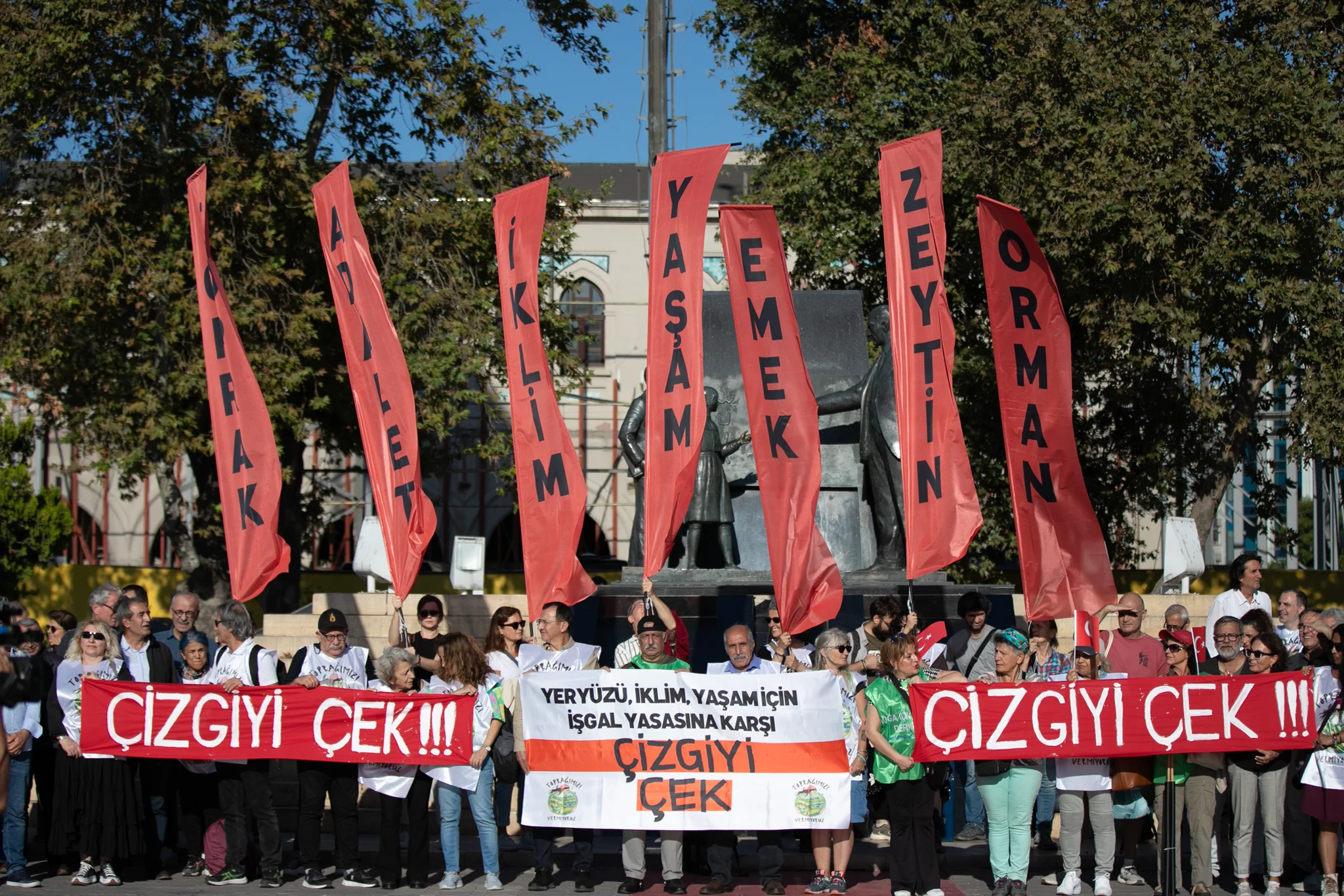 Kalabalık bir iklim yürüyüşü